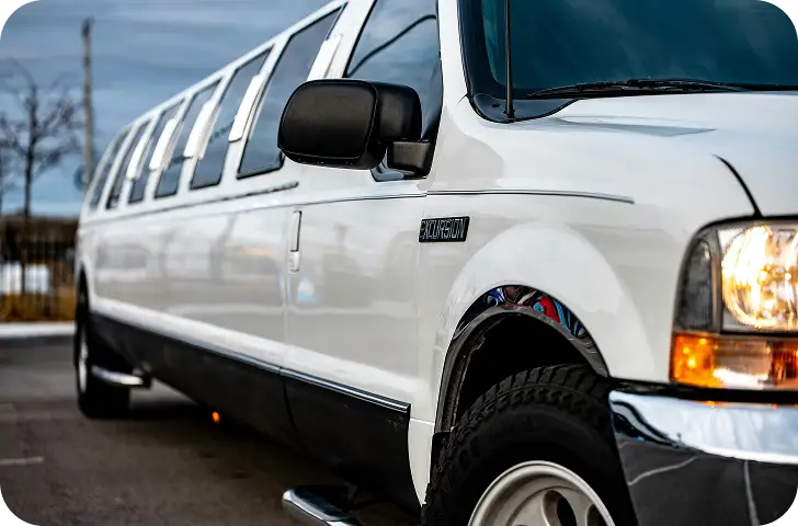 Een witte stretch limousine voorbereid voor zakelijk vervoer, speciale evenementen of VIP-transport.