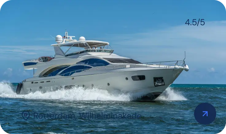 Een modern luxe jacht dat over kalme wateren vaart, met stralende zon en een schilderachtige horizon op de achtergrond.