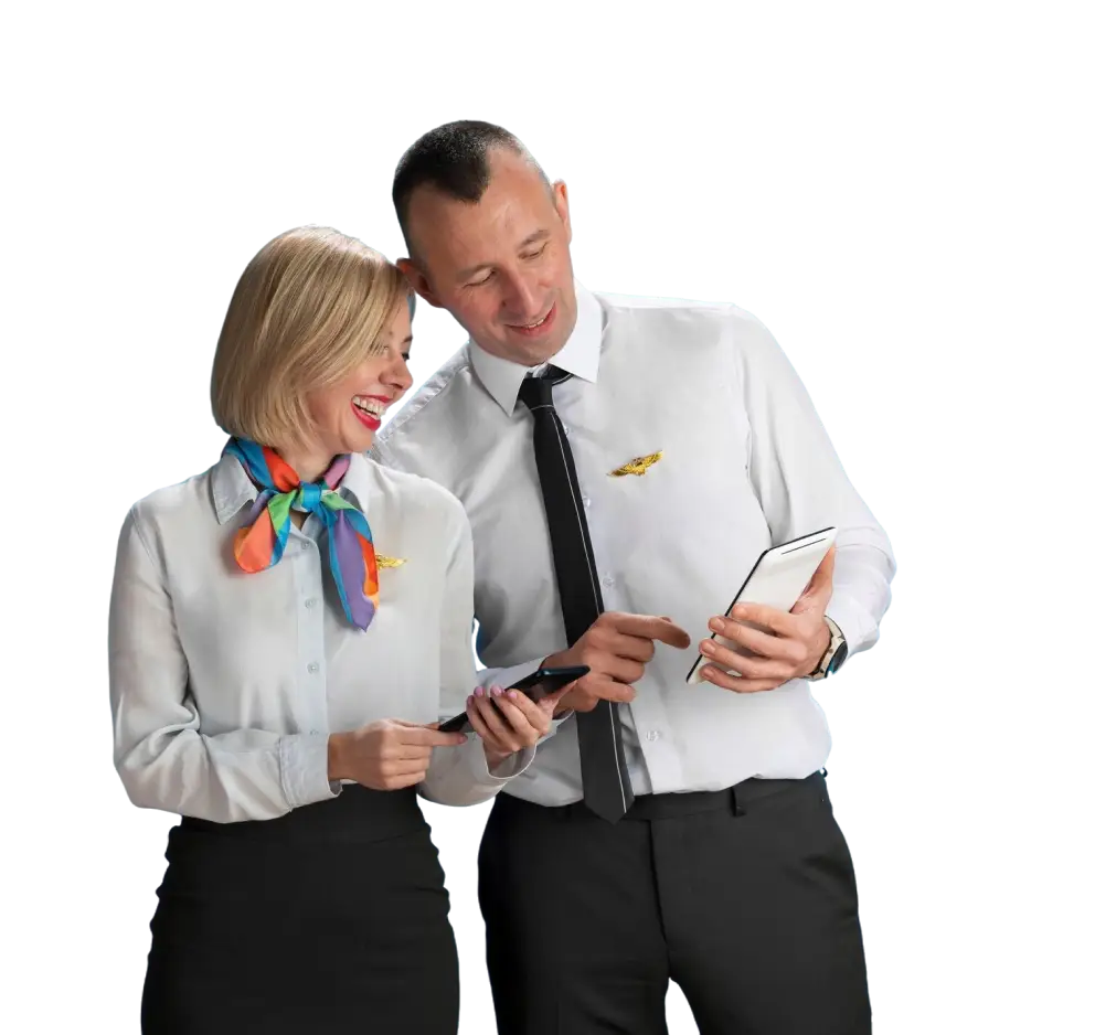 Twee hospitalityprofessionals die informatie op een tablet bekijken terwijl ze persoonlijke assistentie bieden.